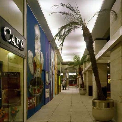 Passagem coberta, acessando lojas, cafés, restaurantes, cinemas, praça de acesso coletivo e edifícios com programas diversos<br />Foto Nelson Kon