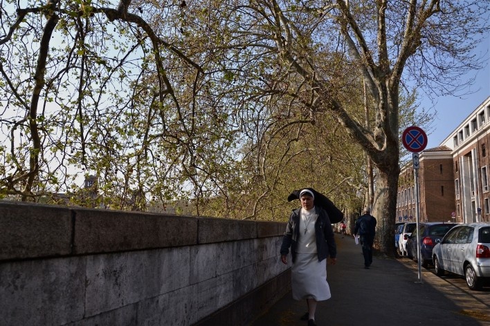 Contrasts, sister of charity and pedestrians in the banks of the River Tevere<br />Foto Fabio José Martins de Lima 