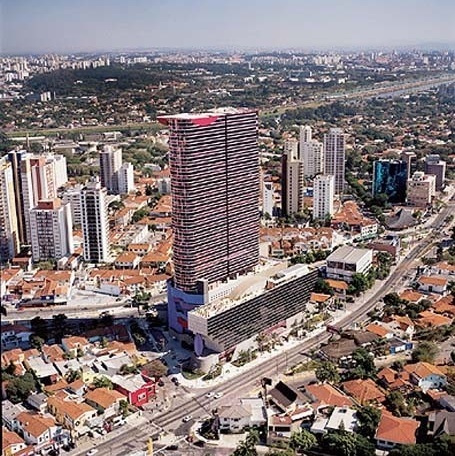 A implantação e o entorno  [arquivo Rui Ohtake Arquitetura e Urbanismo]