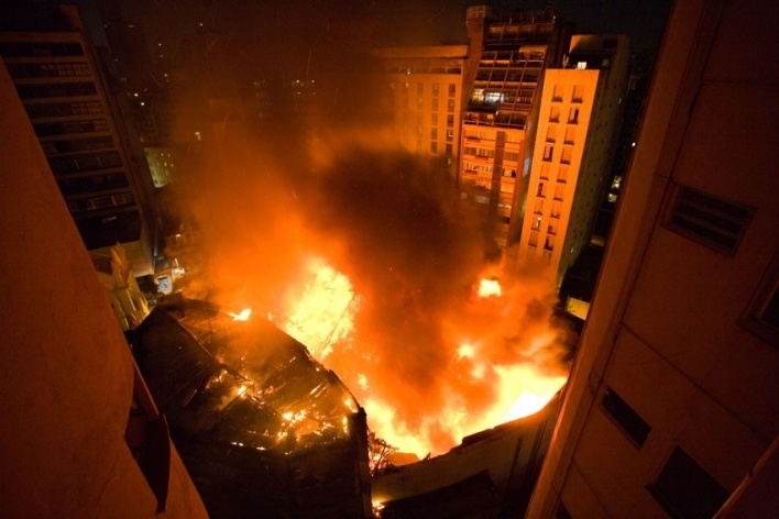 Teatro Cultura Artística, 1942-43. Arq. Rino Levi. Prédio durante o incêndio na madrugada do dia 17/08/2008<br />Foto Tuca Vieira