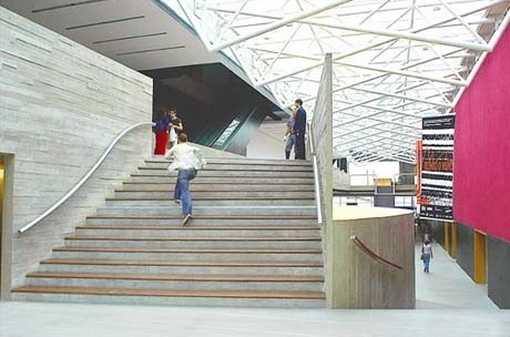 Escada de acesso ao pavimento superior do hall de exposições  [arquivo Rui Ohtake Arquitetura e Urbanismo]