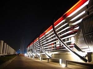 Vista nocturna de la fachada<br />Foto de Gustavo Ghibaudi 