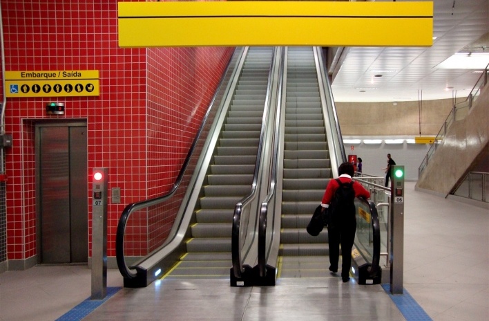 Escada rolante e elevador de acesso do mezanino ao piso de entrada, Estação Paulista<br />Foto Michel Gorski