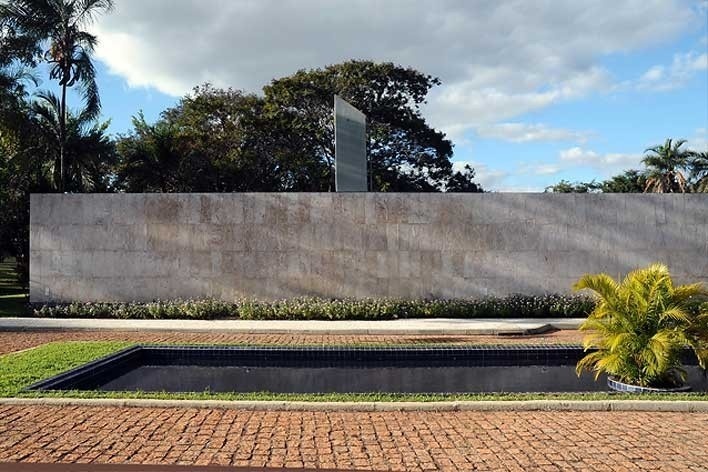Embajada de Colombia en Brasília, vista externa, Cesar Barney, Brasília DF, Brasil, 1977-1981<br />foto Sylvia Vera Patiño Spitzer