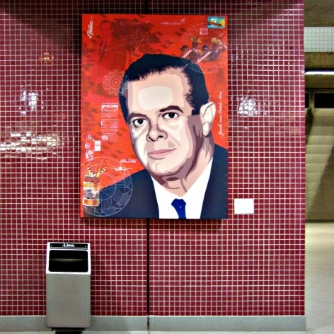 Estação Faria Lima, obra de arte em corredor de acesso ao mezanino<br />Foto Michel Gorski