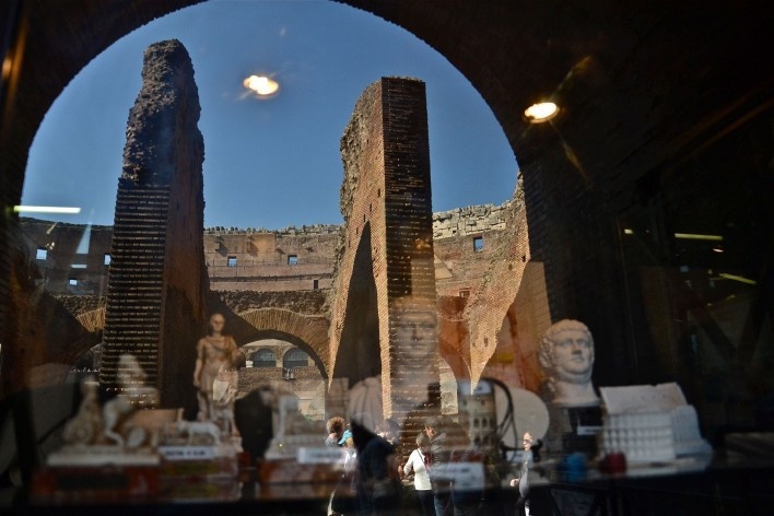 Contamination, cultural heritage and objects reflected in shop window inside the Coliseum<br />Foto Fabio José Martins de Lima 