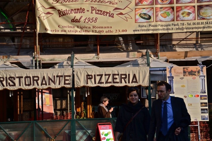 Contamination, advertising at a restaurant and pizzeria in the urban center of Rome<br />Foto Fabio José Martins de Lima 