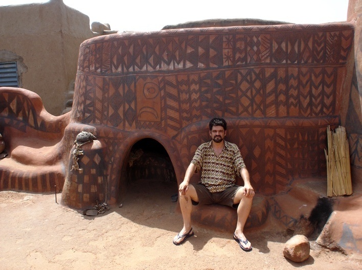 Renato Barbieri na aldeia de Tiébélé, Burkina-Faso<br />Foto divulgação