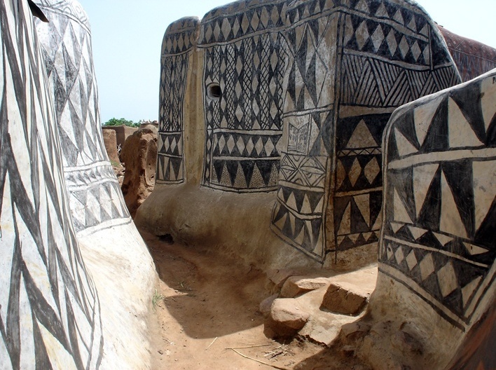 Casas adornadas de barro, aldeia de Tiébélé, Burkina-Faso<br />Foto Renato Barbieri