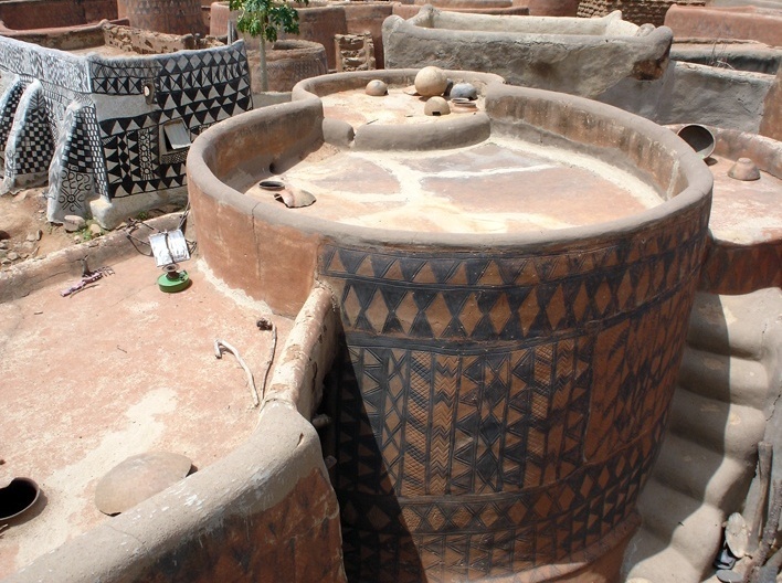 Casas adornadas de barro, aldeia de Tiébélé<br />Foto Renato Barbieri