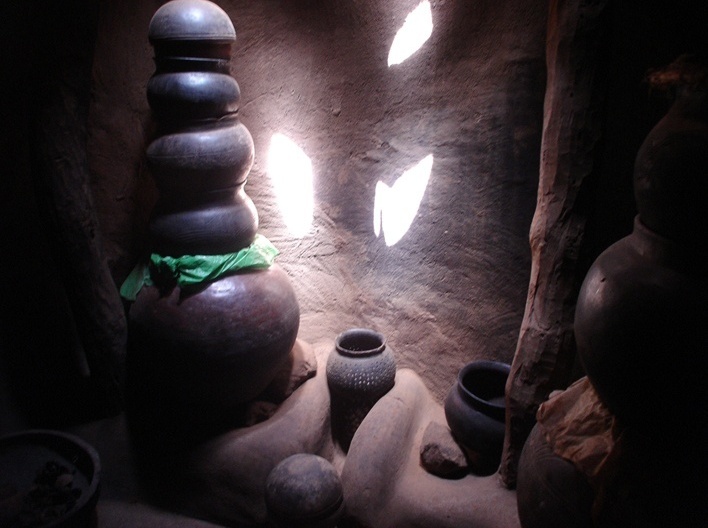 Interior de casa de barro, aldeia de Tiébélé<br />Foto Renato Barbieri