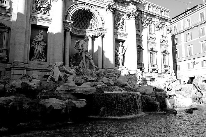 A Fontana di Trevi, outro "americanismo" romano, cenário de filmes. Mas com poucas moedas... sinal dos tempos<br />Foto Thomas Bussius