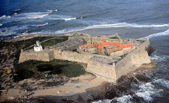 Farol de Ínsua, inserido no convento medieval de Santa Maria da Ínsua<br />Foto Filipe Jorge / Divulgação