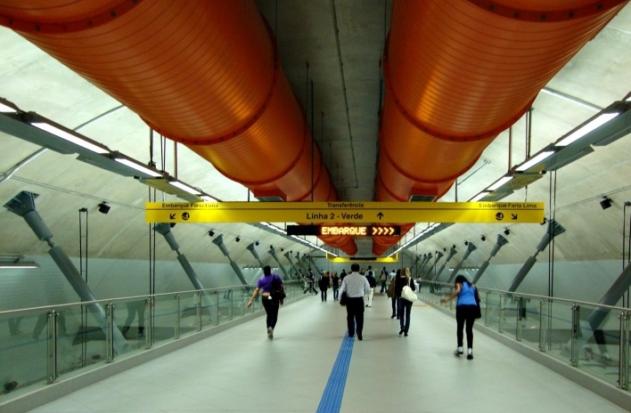 Passagem de conexão entre plataforma de desembarque e mezanino, Estação Paulista<br />Foto Michel Gorski