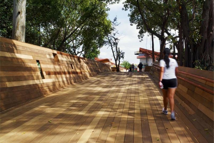Praça Victor Civita - Museu Aberto da Sustentabilidade, vista interna da praça, São Paulo. Levisky Arquitetos Associados, 2008<br />Foto Nelson Kon