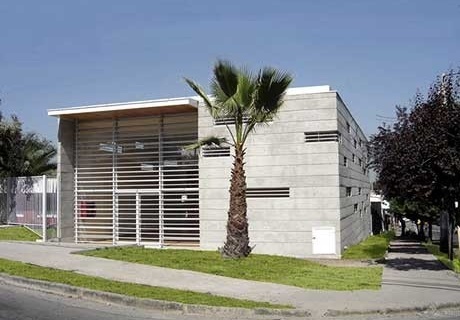 Fachada del cubo de hormigón, nueva construcción para la entrada