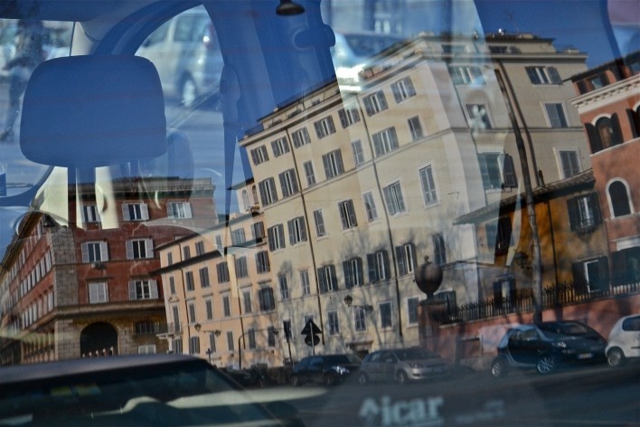 Contamination, historical buildings reflected in automobile window<br />Foto Fabio José Martins de Lima 