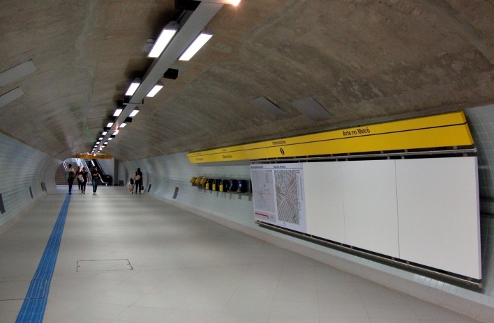 Corredor subterrâneo, Estação Paulista do Metrô de São Paulo<br />Foto Michel Gorski