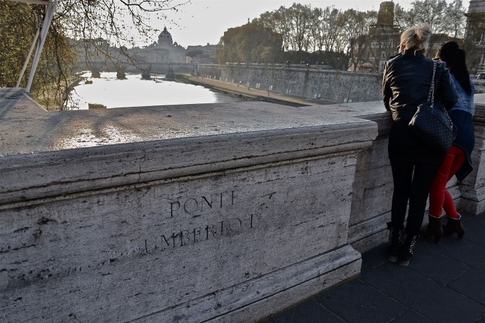 Contaminations, tourists in the Ponte Umberto I on the Tevere River with views of the Vatican City<br />Foto Fabio José Martins de Lima 