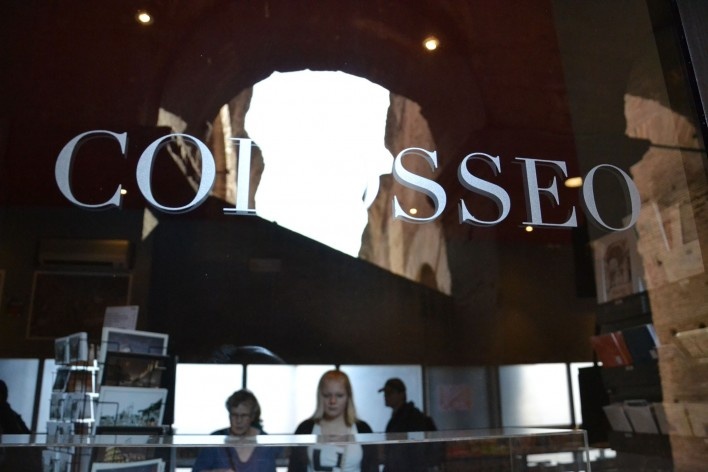 Contamination, cultural heritage reflected in the window of the bookstore inside the Coliseum<br />Foto Fabio José Martins de Lima 