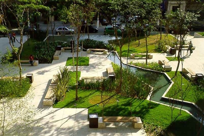 Praça de acesso coletivo, paisagista Benedito Abbud<br />Foto Nelson Kon