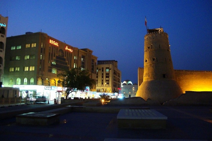 Rua do Dubai Creek, à direita torre do museu de Dubai<br />Foto Luiz Gustavo Sobral Fernandes