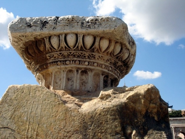 Fragmento de coluna, Fórum Romano<br />Foto Claudia dos Reis e Cunha
