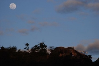 Sob o céu azul anil