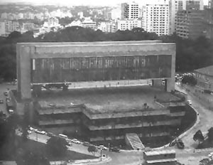Vista posterior do MASP, onde aparece a base, o vão e a caixa do meuseu [Reprodução de imagens do livro "Lina Bo Bardi" autorizada pelo Instituto Lina Bo e P. M. B]