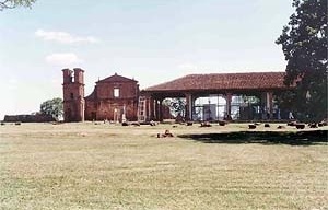 Ruínas da Igreja das Missões e Museu de Lucio Costa<br />Foto Ricardo Rocha