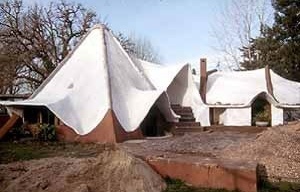 Comunidad Tierra, provincia de Buenos Aires-Argentina. Realizada en autoconstrucción utilizando la técnica del metal desplegado. En la primaria del poblado es actualmente profesor el arquitecto Claudio Caveri, autor del proyecto [www.cafedelasciudades.com.ar/tendencias_48.htm. Outubro de 2007]