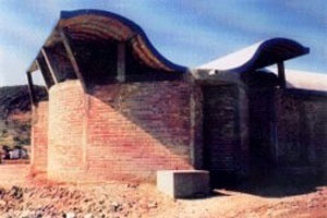 Baños de la escuela primaria en Ahome, Sinaloa. Prefabricado de ladrillo, sistema constructivo CGL-2, realizado en autoconstrucción junto a los pobladores de Ahome. Investigación y diseño arquitecto Carlos González Lobo [Carlos González Lobo. México 1996]
