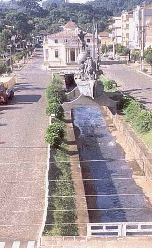 Imagem 1 – Escultura "La Nave degli Imigranti". Ao fundo, "La Rotonda"<br />Fotos Lineu Castello