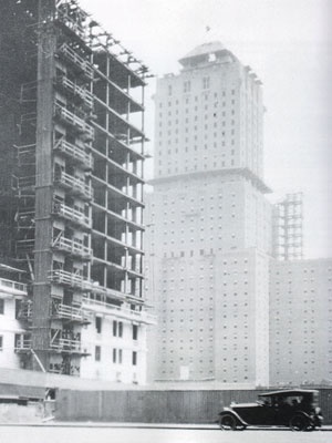 Fotografia do canteiro de obras do Shelton Hotel em New Yor, por volta de 1922. Autor: Knud Lonberg-Holm