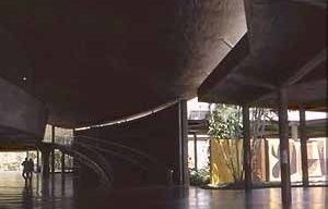 Plaza Cubierta y rampa de acceso Aula magna<br />Foto Ximena Bolívar