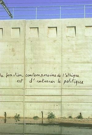 Pared del pabellón francés, donde se lee la aseveración provocadora: "La función contemporánea de la ética, es enterrar a la política [Pavilhão Francês]