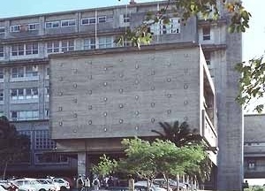 Faculdade de Engenharia: em primeiro plano a entrada sob o volume da sala de conferências; logo atrás os dois corpos centrais elevados – o mais baixo, à direita, liga-se a Sala de Máquinas<br />Foto Ricardo Rocha