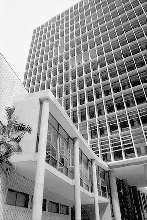 Ministério da Educação e Saúde, Lúcio Costa, Oscar Niemeyer, Affonso Reidy, Jorge Moreira, Ernani Vasconcelos e Carlos Leão. Rio de Janeiro<br />Foto Nelson Kon