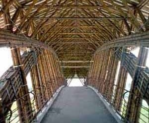 Ponte coberta para pedestres, 45 m. Bogotá, Colômbia. Estrutura de caña guadua e bambu. Arquiteto Simón Vélez