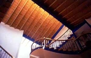 Casa em Tepoztlán, Morelos. Cobertura da soleira com barro rovermelho recozido (26x52x2 cm) e vigas de madeira. Arquiteto A. R. Ponce