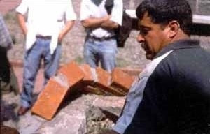 Abóbada experimental na Cidade Universitária. Faculdade de Arquitetura, México D.F. 2002. Curso teórico prático “Curvas de suspiro e barro”. Expositor A. R. Ponce. Artesão Ignacio Dorantes Espino