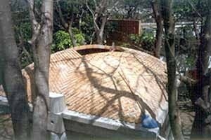 Vista de uma abóbada cuja base é de forma quadrada