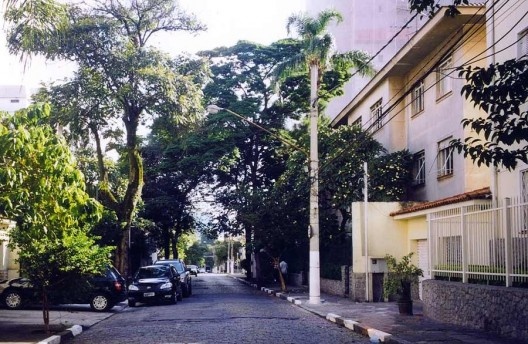Predinhos em meio à arborização<br />Foto Abilio Guerra