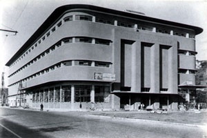 Instituto do Cacau, fachadas principal e lateral, com seus cantos arredondados e basculantes fixos