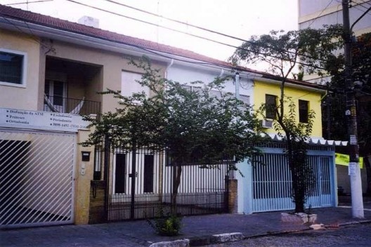 Arredores do conjunto. Rua Simão Alvarez. Comércio mantém gabarito e tipologias compatíveis com o Conjunto da Hípica<br />Foto Cássia Nobre