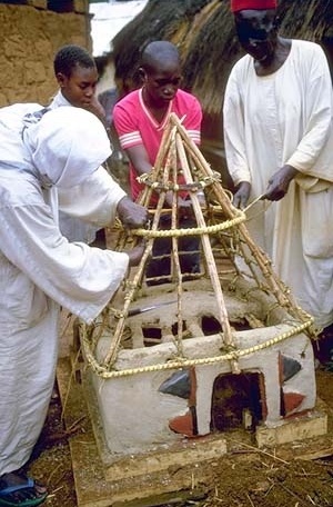 Figura 19 – Camarões. Construção de modelos em mercado [http://whc.unesco.org]