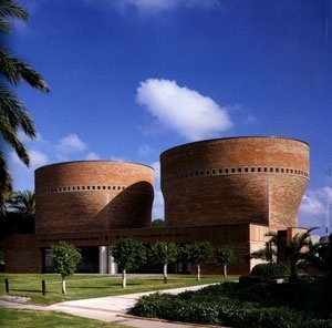 Sinagoga Cymbalista, Tel Aviv, Israel, 1997. Mario Botta. Os rolos da Torah como fonte de inspiração. <br />foto do autor