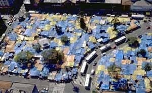 The fragmented and mutant territory of Sao Paulo in four moments. Moment 3: the Old Concórdia Plaza nowadays transformed into a flow of informal commerce<br />Foto Nelson Kon 