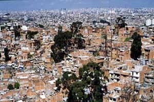 The fragmented and mutant territory of Sao Paulo in four moments. Moment 4: the Cantareira forest mutated into a huge shantytown<br />Fonte Nelson Kon 