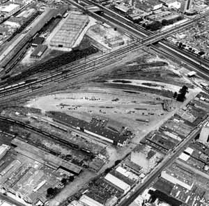 Tipycal terrain vague at the railroad axis, Brás neighborhood<br />Foto Nelson Kon 